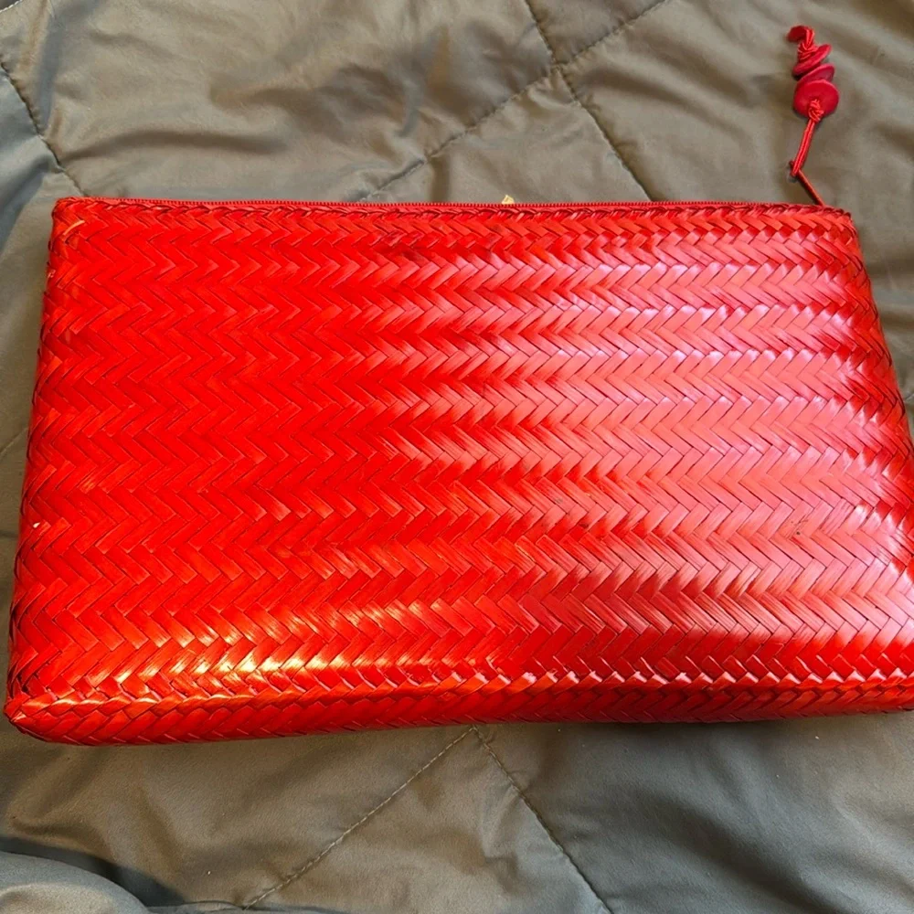 Large straw like clutch, brand new never carried. - Picture 1 of 3
